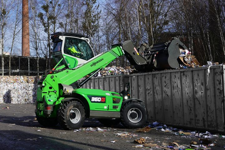 SENNEBOGEN 360 G telescopic wheel loader loading a bin