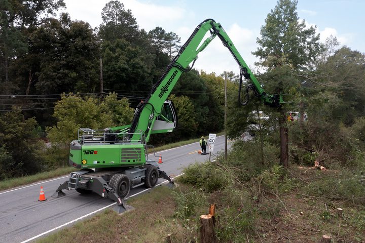 SENNEBOGEN 728 E removing a roadside tree