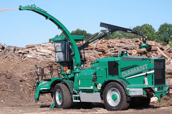Albach Diamant 2000 integrated crane feeding the chipper
